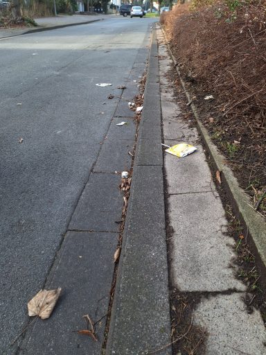 Foto einer Straße mit Müll