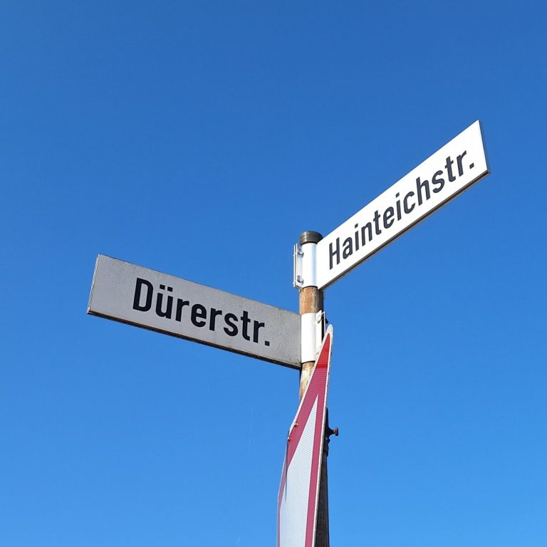 Foto der Straßenschilder Dürerstraße und Hainteichstraße