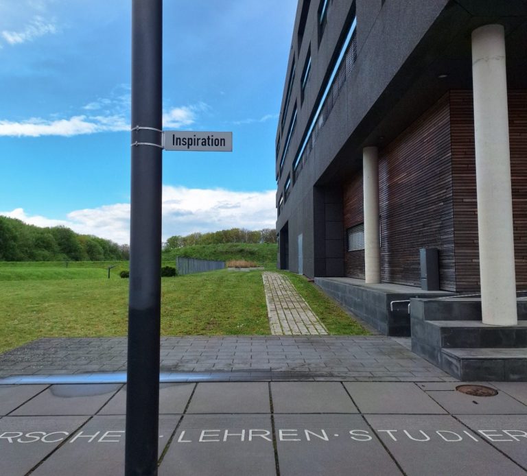 Foto des Straßenschilds Inspiration vor Hochschule Bielefeld